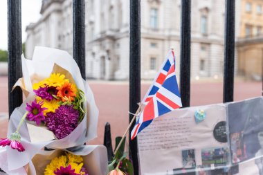 Londra, İngiltere - 11 Eylül 2022: Kraliçe 2. Elizabeth 'in ölümü üzerine Buckingham Sarayı' nın önüne çiçekler bırakıldı
