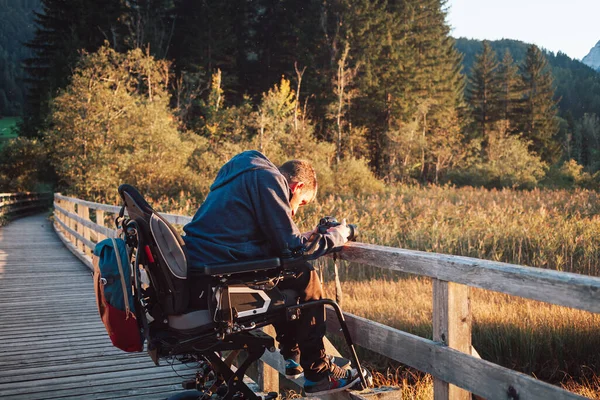 Joven Hombre Caucásico Con Discapacidad Fotografiando Una Increíble Naturaleza Montaña — Foto de Stock
