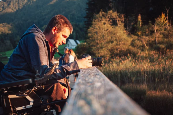 Joven Fotógrafo Con Discapacidad Tomando Una Foto Naturaleza Montaña Atardecer — Foto de Stock