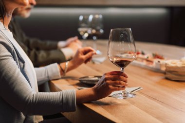 İnsanlar şarap içip şarap mahzeninde et yiyorlar..