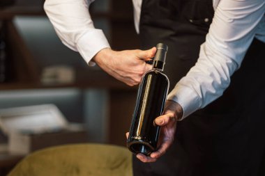 İnsanlar şarap içip şarap mahzeninde et yiyorlar..