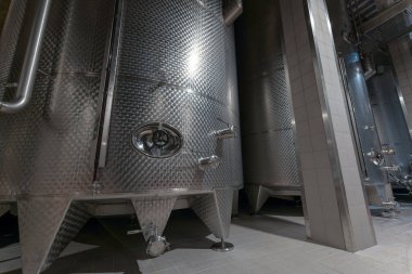 Fermantasyon için yeni büyük, paslanmaz çelik tanklarla modern şarap mahzeni..