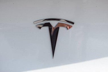 Slovenya, Ljubljana - 19 Mart 2022: Beyaz elektrikli otomobil Tesla