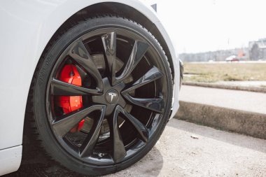 Slovenya, Ljubljana - 19 Mart 2022: Beyaz elektrikli otomobil Tesla