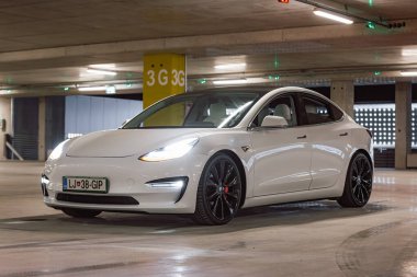 Slovenya, Ljubljana - 19 Mart 2022: Beyaz elektrikli otomobil Tesla