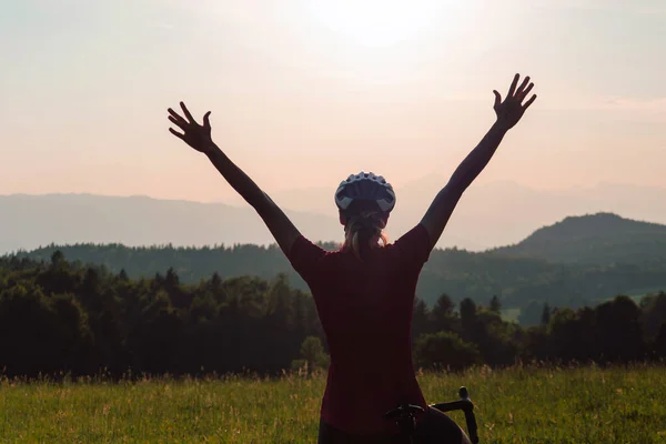 Rennradfahrerin Auf Rennrad Freier Natur — Stockfoto