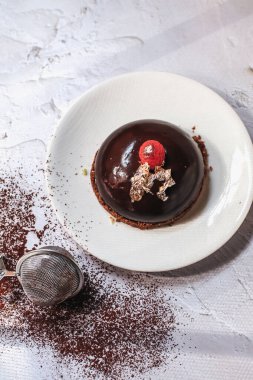 Koyu arkaplanda dut ve kakao tozu ile çikolatalı mus. Üst Manzara. Düz yatıyordu.