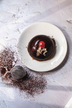 Koyu arkaplanda dut ve kakao tozu ile çikolatalı mus. Üst Manzara. Düz yatıyordu.