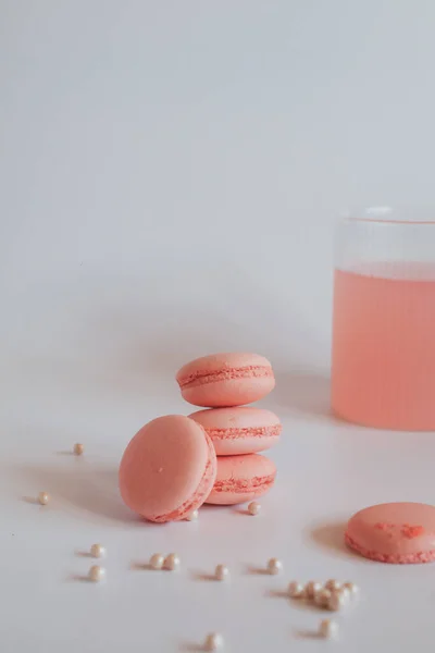 Roze Macarons Met Roos Marmeren Tafel Kleurrijke Koekjes Witte Achtergrond — Stockfoto