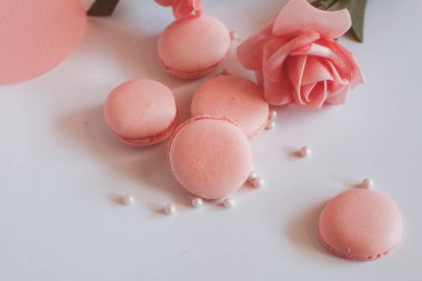 Mermer masa üzerinde gül buketi olan pembe badem kurabiyeleri, pastel renkli geleneksel Fransız çok renkli badem kurabiyesi. Seçici odaklanma. Boşluğu kopyala