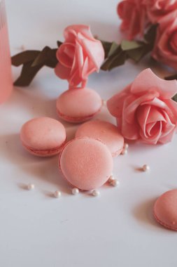 Mermer masa üzerinde gül buketi olan pembe badem kurabiyeleri, pastel renkli geleneksel Fransız çok renkli badem kurabiyesi. Seçici odaklanma. Boşluğu kopyala