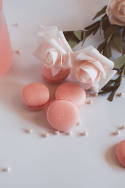 Mermer masa üzerinde gül buketi olan pembe badem kurabiyeleri, pastel renkli geleneksel Fransız çok renkli badem kurabiyesi. Seçici odaklanma. Boşluğu kopyala