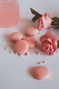 Mermer masa üzerinde gül buketi olan pembe badem kurabiyeleri, pastel renkli geleneksel Fransız çok renkli badem kurabiyesi. Seçici odaklanma. Boşluğu kopyala