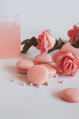 Mermer masa üzerinde gül buketi olan pembe badem kurabiyeleri, pastel renkli geleneksel Fransız çok renkli badem kurabiyesi. Seçici odaklanma. Boşluğu kopyala