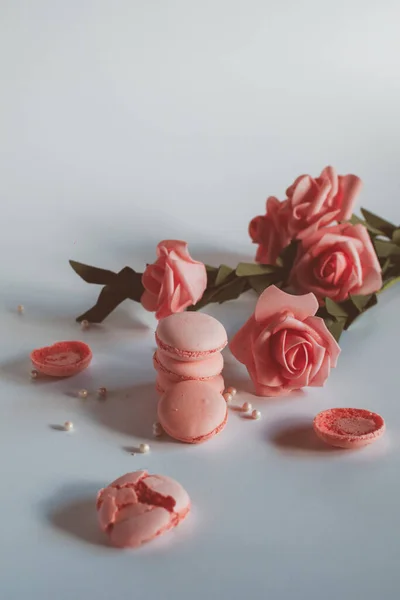 Růžové Makaronové Sušenky Růžové Květy Bílém Pozadí Francouzská Sušenka Jemný — Stock fotografie