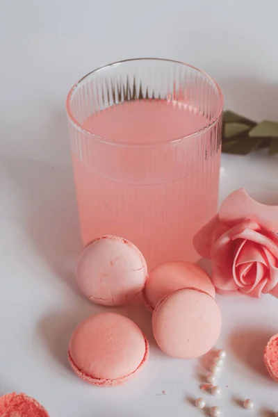 Růžové Makaronové Sušenky Růžové Květy Bílém Pozadí Francouzská Sušenka Jemný — Stock fotografie
