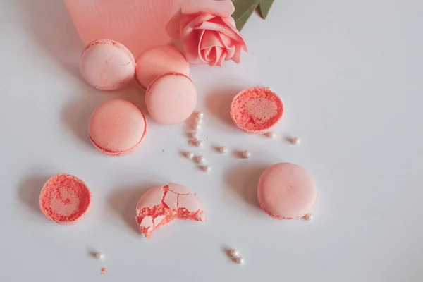 Roze Macaronkoekjes Rozenbloemen Witte Achtergrond Frans Koekje Zachte Pastel Vintage — Stockfoto