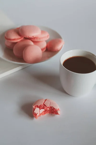 Galletas Macaron Rosadas Con Taza Café Flores Rosas Sobre Fondo — Foto de Stock