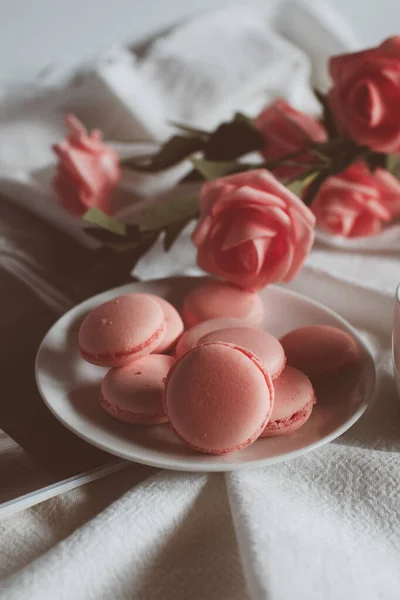 Růžové Macaron Sušenky Šálkem Kávy Růžové Květy Bílém Pozadí Jarní — Stock fotografie