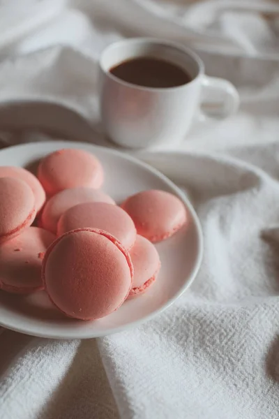 Roze Macaronkoekjes Met Kopje Koffie Rozenbloemen Witte Achtergrond Lente Stilleven — Stockfoto
