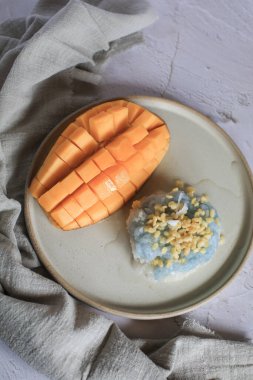 Eskimiş arka planda yapışkan pirinçli mango, yaz mevsiminde Tayland tatlısı..