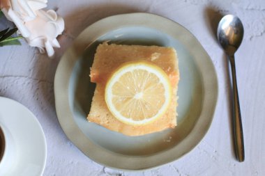 Limonlu ve kahveli limonlu kek. Tatlı ile gül çiçeği. Lezzetli kahvaltı, geleneksel. Eski konsept.