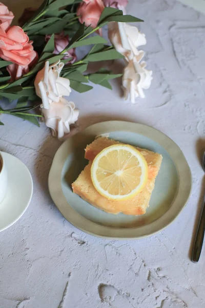 Zitronenkuchen Mit Zitronenscheiben Und Einer Tasse Kaffee Rosenblüte Mit Dessert — Stockfoto