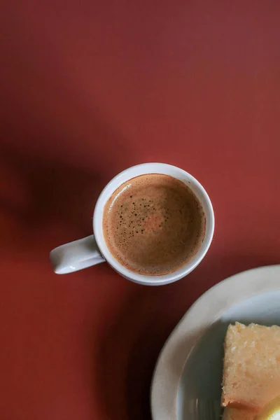 Limonlu Kek Beyaz Kırmızı Arka Planda Bir Fincan Kahve Yapımı — Stok fotoğraf