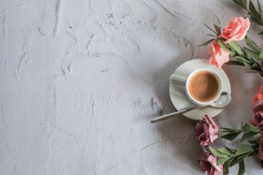 Beyaz masa arkasında gül çiçeği olan kahve fincanı. Mesaj atmak için sevgililer günü. Eski bir fotoğraf. Metin için boşluk