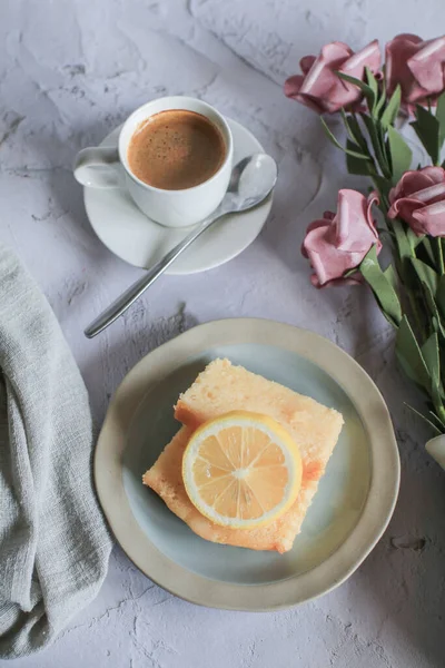 Kue Lemon Dengan Latar Belakang Antik Tutup Sepotong Pai Jeruk — Stok Foto
