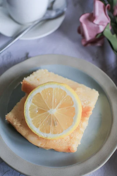 Kue Lemon Dengan Latar Belakang Antik Tutup Sepotong Pai Jeruk — Stok Foto