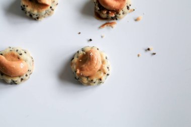 Beyaz arka planda kaju fıstıklı kurabiyeler. Tayland gevreği kurabiyelerine Singapur kurabiyesi deniyor..