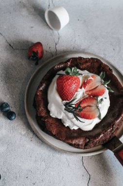 Çilekli ve kremalı unsuz çikolatalı pasta. Ev yapımı kek konsepti.