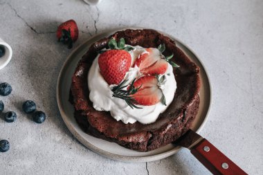 Çilekli ve kremalı unsuz çikolatalı pasta. Ev yapımı kek konsepti.