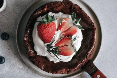 Çilekli ve kremalı unsuz çikolatalı pasta. Ev yapımı kek konsepti.