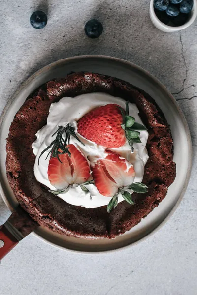 Kue Coklat Tanpa Tepung Dengan Krim Kocok Dan Stroberi Latar — Stok Foto