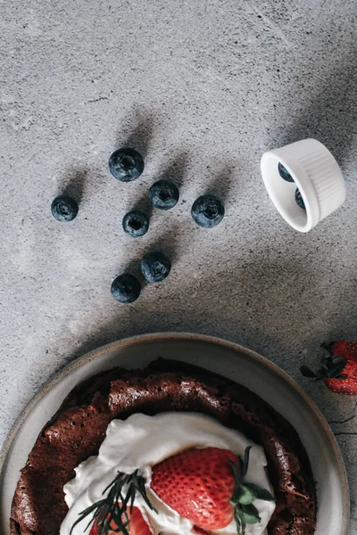 Blueberry Segar Dengan Kue Cokelat Meja Pedesaan Antioksidan Blueberry Makanan — Stok Foto