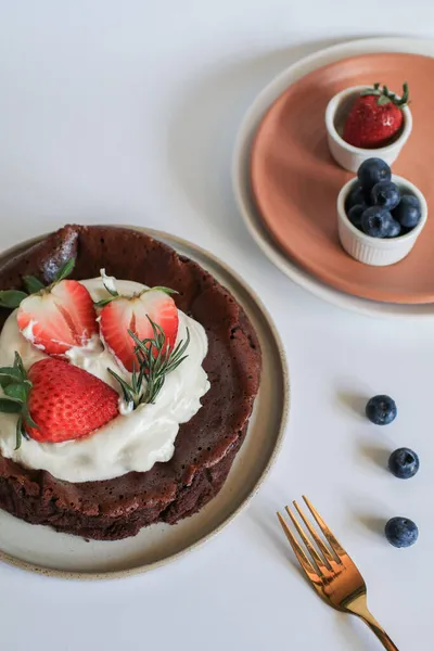 Kue Coklat Tanpa Gula Gula Dengan Stroberi Blueberry Dan Krim — Stok Foto