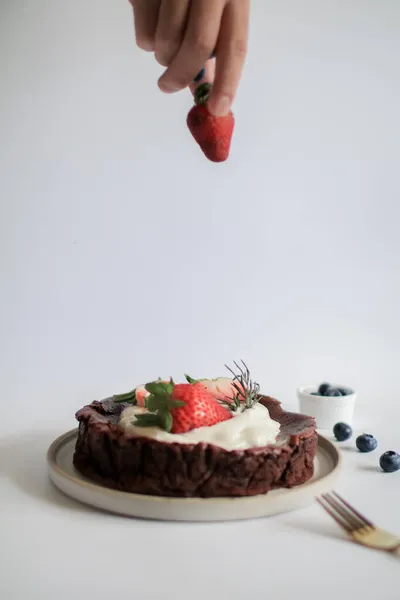Coklat Lezat Tak Berkembang Kue Dengan Stroberi Blueberry Dan Krim — Stok Foto