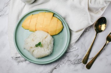 Hindistan cevizi sütüyle (Khao Niew Ma Muang) mango ve yapışkan pirinç. Yaz mevsimi için Tayland tatlısı..