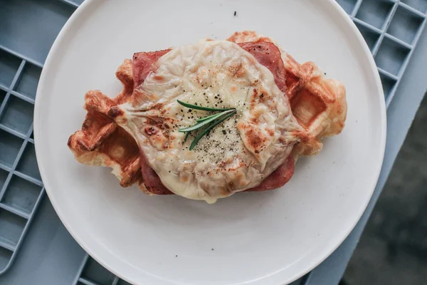 Pyszne Croissant Waffle Lub Croffle Serem Szynkowym Wybiórcze Skupienie Smaczne — Zdjęcie stockowe