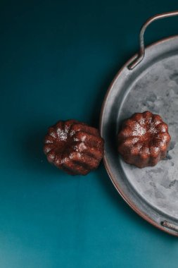 Caneles vanilyalı koyu rom aromalı geleneksel Fransız tatlı ve koyu arkaplan. Fransız Pastası