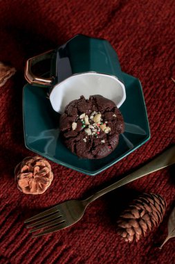 Masada ceviz ve çikolata parçalı çikolatalı Noel kurabiyeleri. Yatay, bisküviler şenlikli arka plan.