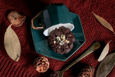 Masada ceviz ve çikolata parçalı çikolatalı Noel kurabiyeleri. Yatay, bisküviler şenlikli arka plan.