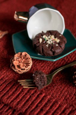 Masada ceviz ve çikolata parçalı çikolatalı Noel kurabiyeleri. Yatay, bisküviler şenlikli arka plan.