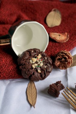 Çikolatalı Noel Kurabiyesi. Çikolata soslu ev yapımı lezzetli çikolatalı bisküvi. Çıtır çıtır lezzetli tatlı yemek ve yararlı.