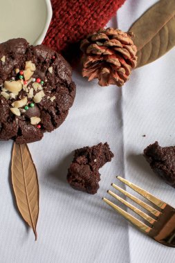 Çikolatalı Noel Kurabiyesi. Çikolata soslu ev yapımı lezzetli çikolatalı bisküvi. Çıtır çıtır lezzetli tatlı yemek ve yararlı.