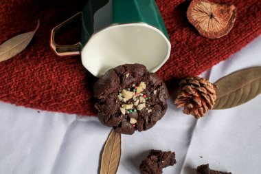 Çikolatalı Noel Kurabiyesi. Çikolata soslu ev yapımı lezzetli çikolatalı bisküvi. Çıtır çıtır lezzetli tatlı yemek ve yararlı.