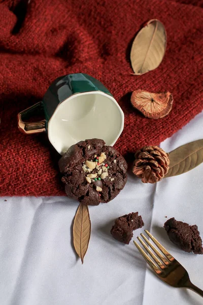 Çikolatalı Noel Kurabiyesi. Çikolata soslu ev yapımı lezzetli çikolatalı bisküvi. Çıtır çıtır lezzetli tatlı yemek ve yararlı.