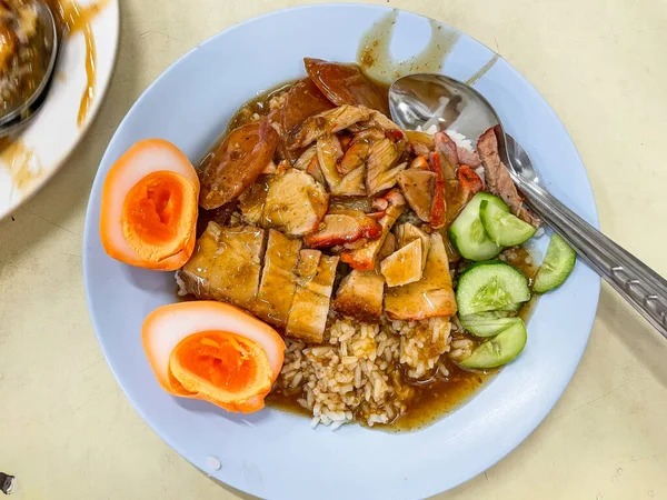 Pirinçli Çıtır Domuz Eti Barbekü Soslu Yumurtalı Lezzetli Bir Tayland — Stok fotoğraf